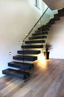 Escalier suspendu en structure acier invisible, module personnalisé, marches flottantes