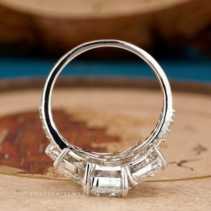Elegante Anillo de Diamantes de Joyería Fina con Corte Cojín en el Centro y Artesanía Refinada para Regalo de Aniversario - Product Image 4