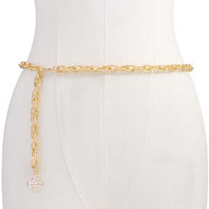 Cadena de cintura con perlas y trébol de cuatro hojas a la moda para mujer, cadena corporal de metal brillante de una sola capa para uso diario. - Product Image 1