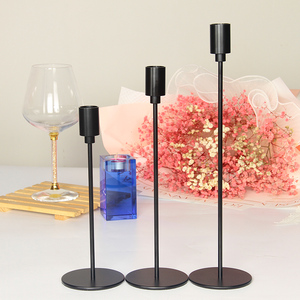Chandelier haut en métal noir 3 pièces, bougeoir pour décoration de table de mariage - Product Image 1