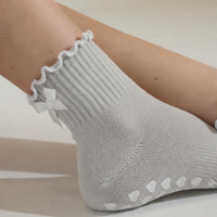Chaussettes de yoga et de pilates antidérapantes personnalisées avec nœud à volants et cœurs blancs pour le pilates