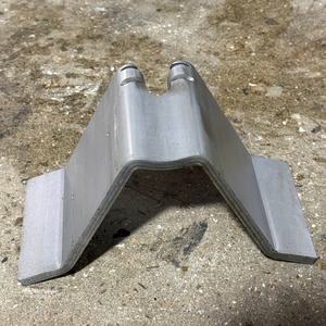 Support en V en alliage d'aluminium <span class=keywords><strong>sur</strong></span> <span class=keywords><strong>mesure</strong></span>, fabriqué en usine, pour la fixation d'équipements de machines de construction - Product Image 2