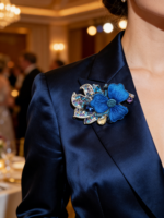 Broche en velours brodée à la main avec fleur et strass incrustés, style broderie Miao, Patrimoine Culturel Immateriel