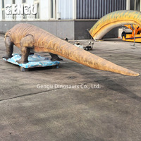 Écran animatronique intérieur personnalisable en forme de lézard géant avec tête, bouche, yeux, jambes pour centre commercial