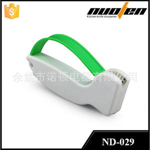 Aiguiseur de couteaux portable Nuoten, manuel, multi-grains, en plastique durable avec protège-main et sangle - Product Image 3