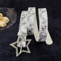 Cette ceinture élégante en alliage présente une sangle imprimée ciel étoilé rêveur et une boucle plaquée ornée de strass étincelants.
