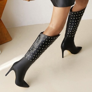 Bottines à talons hauts pour femmes, ornées de rivets métalliques, talons aiguilles, chaussures d'hiver pour femmes, noires, tendance, fermeture éclair au dos, taille 43 - Product Image 4