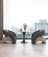 Fauteuil simple rembourré élégant avec structure robuste, chaise de loisirs confortable pour petits espaces