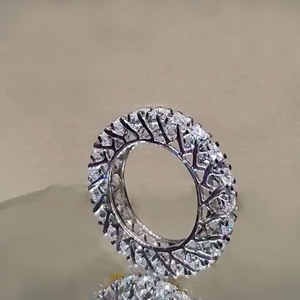 Anello a fascia a forma di ruota con pavé di cristalli a cerchio intero per donna, elegante accessorio di moda per tutti i giorni - Product Image 1