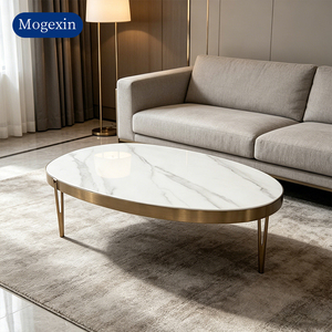 Table basse ovale contemporaine de luxe avec plateau en pierre frittée veinée blanche et structure en métal doré fin pour salon - Product Image 1