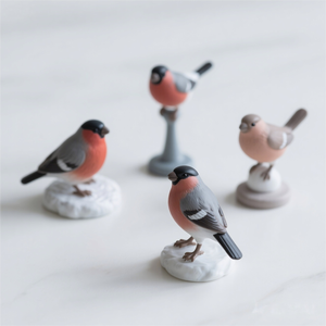 Statuette de luxe en polyrésine Bouvreuil-Sculpture d'oiseau peinte à la main pour jardin et décoration intérieure, commande en gros disponible - Product Image 2