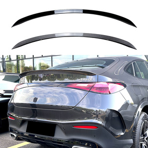 Alerón trasero Mercedes-Benz en negro piano con textura de fibra de carbono para GLC Coupé C254 2023+ AMG Ducktail Trunk Lip - Product Image 1