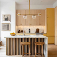 Armoires de cuisine intégrées de style bois naturel minimaliste avec îlot central sur mesure