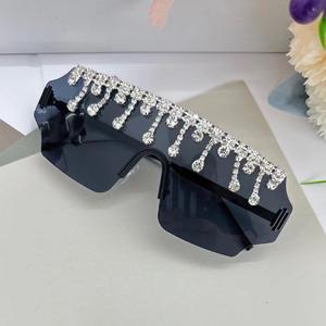 Di lusso Designer senza montatura <span class=keywords><strong>occhiali</strong></span> <span class=keywords><strong>da</strong></span> sole per ragazze stile Punk quadrati senza telaio <span class=keywords><strong>occhiali</strong></span> <span class=keywords><strong>da</strong></span> sole in lega arancione strass nappa <span class=keywords><strong>occhiali</strong></span> <span class=keywords><strong>da</strong></span> sole - Product Image 3