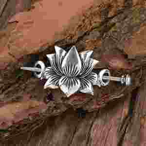 Barrette à cheveux vintage en argent motif lotus, design bohème spirituel, détails floraux complexes, parfaite pour les styles bohèmes, élégante - Product Image 1