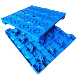 Durevole scaffale da 16 bottiglie e soluzione di stoccaggio Stack per bottiglie d'acqua da 5 galloni su pallet di plastica - Product Image 2