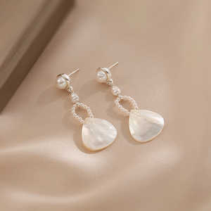 Pendientes Largos con Perlas y Tachuelas 1571, Opción de Regalo Elegante - Product Image 4