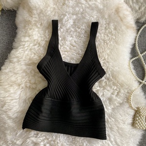 Débardeur côtelé vintage pour femme, col en V, taille haute, couleur unie, coupe courte et ajustée, style européen, dos nu, à porter en sous-vêtement - Product Image 6