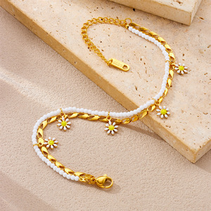 Chaîne de cheville double rangs en acier inoxydable doré avec breloques florales, perles ovales et perles blanches, pour femme, idéale pour l'été et la plage - Product Image 3