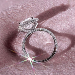Anello di Lusso con Zirconi Quadrati, Gioiello Elegante per Matrimonio e Fidanzamento, Stile Moderno per Uso Quotidiano, Regalo per Donne - Product Image 2