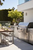 Cuisine extérieure de luxe haut de gamme en acier inoxydable avec îlot en marbre et éclairage LED