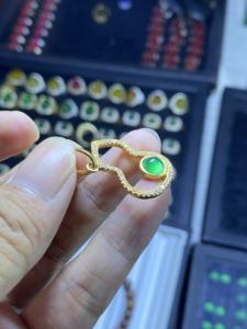 Pendientes Clásicos de Perlas en Forma de Calabaza Chapados en Oro para Mujer, con Diseño de Mariposa de Moda y Engaste de Diamantes en Bisel, Estilo Casual y Natural - Product Image 4