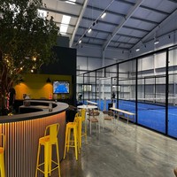 Terrain de padel conteneurisé optimisé en kit à faible coût d'expédition, structure modulaire, offre d'exportation B2B e-commerce
