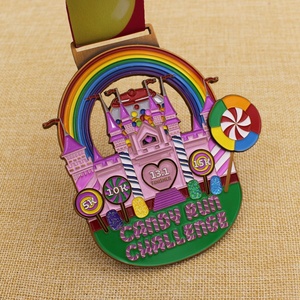 Médaille professionnelle personnalisée en émail doux arc-en-ciel paillettes bonbons course défi avec château - Product Image 5
