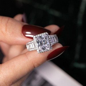 Anello con Accenti in Cristallo per Donne, Accessorio Minimalista ed Elegante per Uso Quotidiano - Product Image 4
