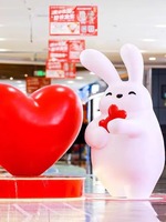 Grande sculpture de lapin en résine personnalisée et mignonne, durable, pour décoration extérieure de rue, centre commercial, quartier commercial, style dessin animé
