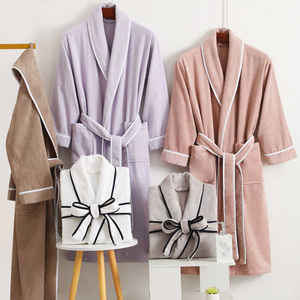 رداء حمام تيري أبيض سميك من القطن للنساء ملابس نوم سبا فندق فاخر 5 نجوم مع شعار مطرز - Product Image 3