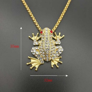 Colliers Éco-Responsables en Acier Inoxydable avec Chaîne Classique à Maillons et Pendentif Grenouille à Œil Rouge en Zircon Cubique, par un Créateur de Mode - Product Image 5
