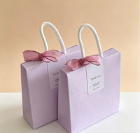 Sac cadeau en papier recyclé biodégradable de luxe imprimé en quatre couleurs, sac cadeau magnétique personnalisé avec nœud en ruban et poignée en corde