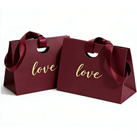 Sacs en papier perforés personnalisés pour les boutiques de vêtements, les cadeaux, l'emballage d'achats et les sacs souvenirs de mode - Fabriqués sur commande