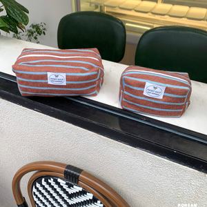 Bolsa de maquillaje de tela de rizo a rayas Bolsas de diseñador absorbentes de algodón puro Bolsa de maquillaje suave y cómoda - Product Image 6