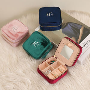 Caja de Joyería de Terciopelo de Lujo con Cierre y Espejo, Personalizable con Logotipo, Caja de Empaque Cuadrada Moderna para Aretes, Anillos y Collares - Product Image 1