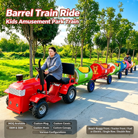 Petit train tracteur tirant six barils de pétrole pour enfants, attraction touristique urbaine, visite de la ville, parent