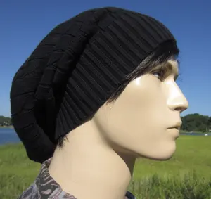 مصنع اليدوية الكروشيه القبعات لطيف بيع بالجملة الرجال قبعة سوداء متماسكة كابل الشتاء slouchy قبعة