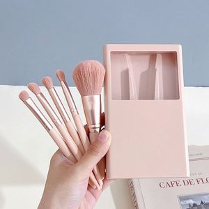 Juego de Brochas de Maquillaje Veganas de Marca Privada 2023, Libres de Crueldad Animal, Color Rosa, Fibras Sintéticas de Alta Calidad con Mango de Madera, 5 Piezas, Logotipo OEM - Product Image 1