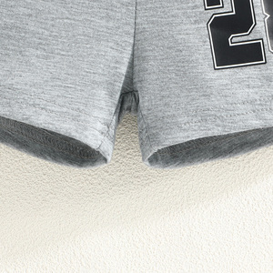 ชุดเสื้อผ้าเด็กผู้ชายลำลองสำหรับกีฬากลางแจ้งในฤดูร้อน ประกอบด้วยเสื้อพิมพ์ลายบาสเก็ตบอลแบบไม่มีแขนจับคู่กับกางเกงขาสั้นที่สวมใส่สบายสำหรับ - Product Image 6