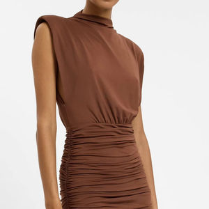 Vestido mini ajustado elegante marrón sin mangas con cuello alto, cintura fruncida y hombreras para mujer - Vestido sexy para fiesta y club - Product Image 5