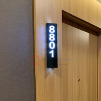 Plaque de porte moderne rétroéclairée par LED, numéro de maison personnalisé, panneau lumineux vertical en acrylique pour hôtel, appartement, maison