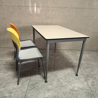 Meubles scolaires, bibliothèque moderne, tables d'étude avec plateau en bois et pieds en métal avec revêtement en poudre