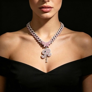 Colgante <span class=keywords><strong>de</strong></span> Moda con Letra Cursiva A-Z <span class=keywords><strong>de</strong></span> Mariposa Rosa Helada, Aleación <span class=keywords><strong>de</strong></span> Zinc, Circonita Cúbica Rosa-Blanca, Cadena <span class=keywords><strong>de</strong></span> Bambú Bicolor, Estilo Hip Hop Bling para Mujer - Product Image 4