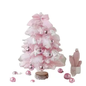 圣诞小植绒树是一棵粉红色树枝下垂的迷你圣诞树，装饰精美