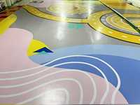 Sportplatz-Bodenbelag mit Individueller Grafikdruck PVC-Vinyl Wasserdichter Umweltfreundlicher Verschleißfester Selbstklebender Supermarkt-Tanzboden