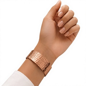 Pulsera de Cobre Metálico Martillada a Mano con Banda Ancha y Patrón Texturizado, Pulsera de Bioenergía para Terapia, Alivio de Artritis y Articulaciones - Product Image 1