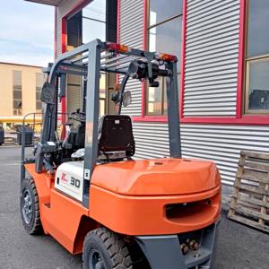 Venta caliente en China Nueva carretilla elevadora todoterreno 4WD 4x4 de <span class=keywords><strong>3</strong></span> toneladas con precio diésel para industrias minoristas - Product Image 2