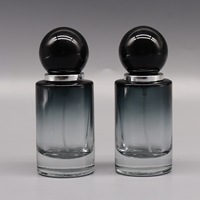 Bouteilles en verre noir dégradé transparent personnalisées bouchon sphérique bouteille de parfum contenant de liquide portable de 30ml avec tête de pulvérisation en argent