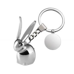 Llavero de metal con forma de conejo plateado, con cadena y disco en blanco para llaves o como accesorio para bolso - Product Image 1